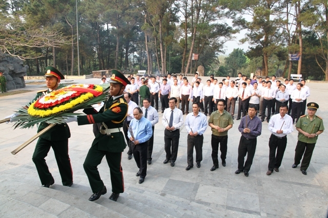 Thủ tướng Nguyễn Xu&acirc;n Ph&uacute;c d&acirc;ng hương viếng c&aacute;c liệt sĩ tại Quảng Trị