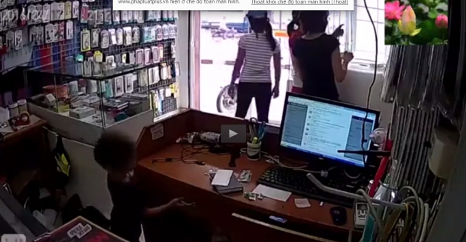 Video: B&eacute; trai trộm điện thoại theo chỉ dẫn của người lớn