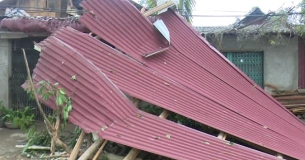 Thanh Hóa: Lốc xoáy, mưa đá tàn phá hàng chục ngôi nhà tan hoang