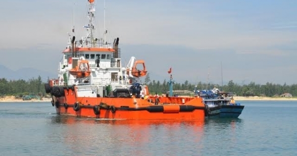 Cảnh sát biển cứu 8 ngư dân Quảng Ngãi trôi dạt 5 ngày