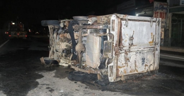 Nghệ An: Xe tải bốc cháy kinh hoàng