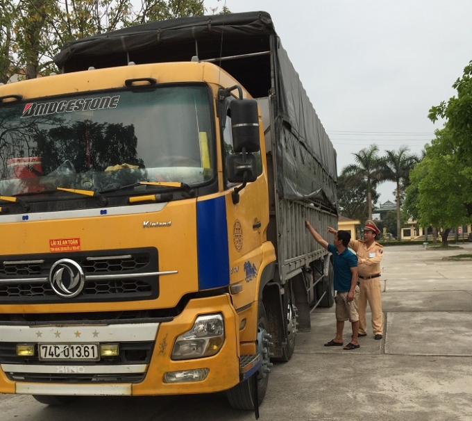 Lực lượng chức năng kiểm tra xe tải vận chuyển mỡ động vật kh&ocirc;ng r&otilde; nguồn gốc.