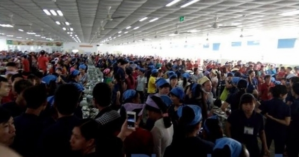 Nam Định: Hốt hoảng khi thấy dòi ngọ nguậy trong đồ ăn, hàng nghìn công nhân bỏ bữa