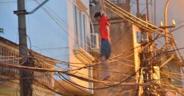 Hà Nội: Nam thanh niên "làm xiếc" trên dây điện khiến cả khu phố náo loạn
