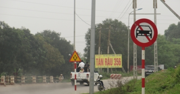 Tạm thời cấm ô tô lưu thông trên cầu Việt Trì (cũ)
