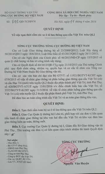Quyết định số 841 của Tổng cục đường bộ về việc tạm thời cấm cầu Việt Tr&igrave; (cũ). (Ảnh: Thu Hường)