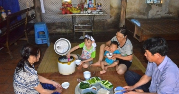 Bắc Giang: Xé ruột cảnh 2 cháu bé trong chưa đầy nửa năm trời mồ côi cả cha lẫn mẹ