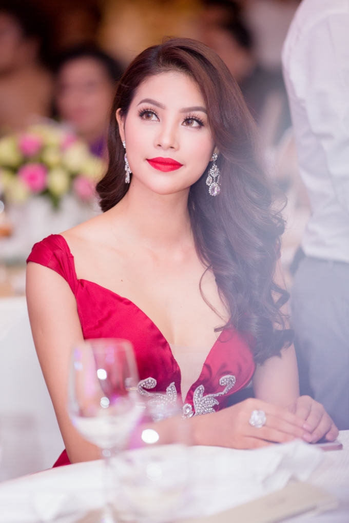 Xuất hiện tại buổi lễ trao giải, Hoa hậu Phạm Hương diện bộ v&aacute;y đỏ lộng lẫy của nh&agrave; thiết kế Anh Thư.