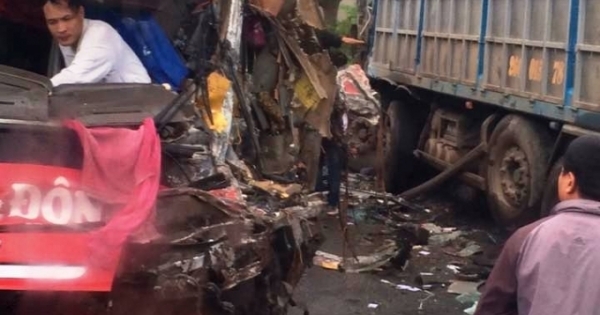 Nam Định: Xe khách đâm vào xe tải khiến hàng chục hành khách hoảng sợ