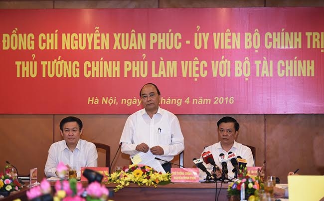 Thủ tướng Nguyễn Xu&acirc;n Ph&uacute;c chỉ đạo tại buổi l&agrave;m việc với Bộ T&agrave;i ch&iacute;nh.