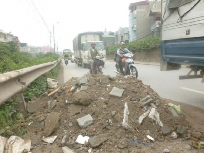 Người d&acirc;n v&ocirc; c&ugrave;ng bức x&uacute;c trước sự việc phế thải bị đổ ngang nhi&ecirc;n ra đường.