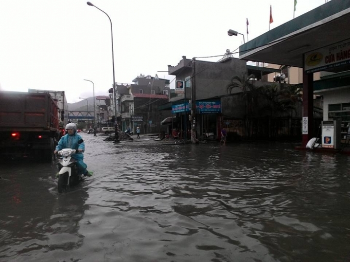 Trong cơn mưa lớn s&aacute;ng nay, một số tuyến đường tại TP Hạ Long, Cẩm Phả đ&atilde; ngập trong nước.