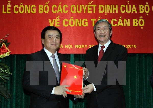 Thường trực Ban B&iacute; thư Đinh Thế Huynh trao Quyết định cho gi&aacute;o sư-tiến sỹ Nguyễn Xu&acirc;n Thắng. (Ảnh: Nguyễn D&acirc;n/TTXVN).