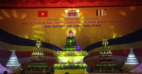 Ninh Bình: Hàng ngàn người cung nghinh tượng Phật ngọc hòa bình lớn nhất thế giới