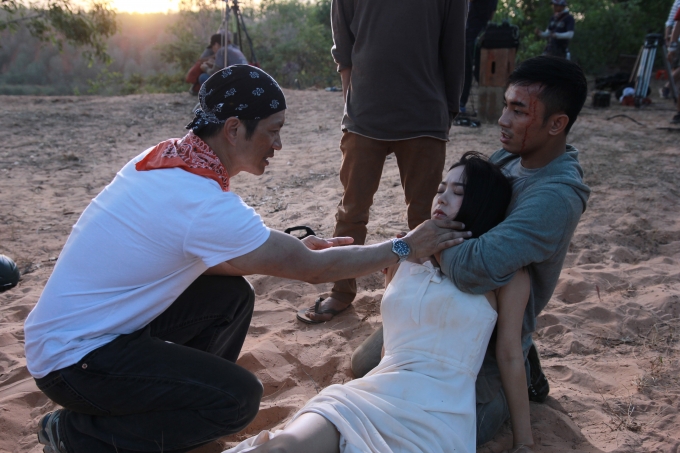 Đạo diễn Dustin Nguyễn chỉ đạo diễn xuất trong một cảnh quay của phim