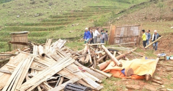 Lào Cai: Giông lốc, mưa đá 1 người chết, nhiều nhà sập