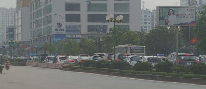 Hướng di chuyển Tố Hữu - L&ecirc; Văn Lương tắc đường k&eacute;o d&agrave;i khoảng 2 km trong gần 2 giờ đồng hồ.