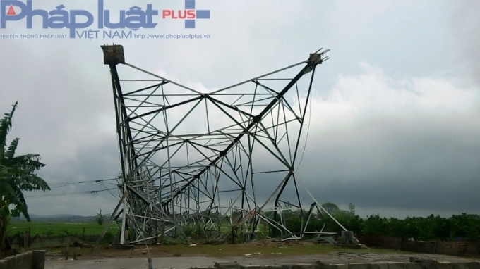 Cột điện 500Kv bị đổ tại Bắc Giang.