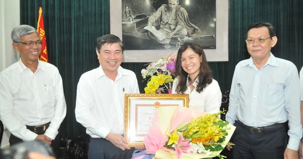 Chủ tịch UBND TP HCM thưởng nóng phóng viên Hàn Ni