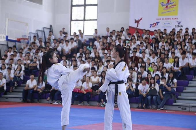 Hoa kh&ocirc;i l&agrave;ng v&otilde; Taekwondo Ch&acirc;u Tuyết V&acirc;n v&agrave; Nguyễn Thị Lệ Kim biễu diễn.