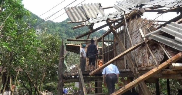 Nghệ An: Lốc xoáy trong đêm, hàng trăm căn nhà bị tốc mái, sụp đổ
