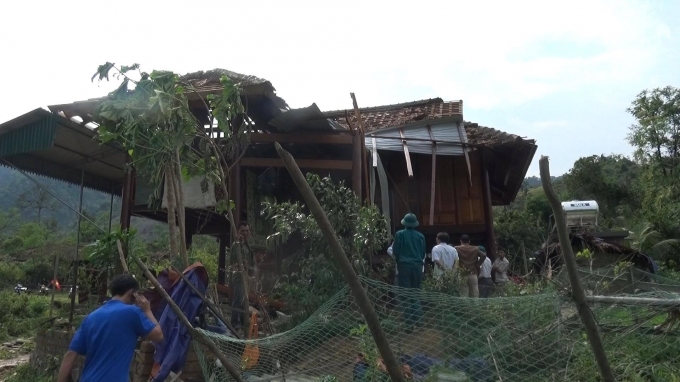 Nh&agrave; của một hộ gia đ&igrave;nh người d&acirc;n ở huyện Quế Phong sụp đổ hư hỏng sau cơn mưa v&agrave; gi&oacute; lốc.