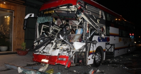 Bình Dương: Tai nạn nghiêm trọng xe khách đâm xe tải, hàng chục người hoảng loạn kêu cứu