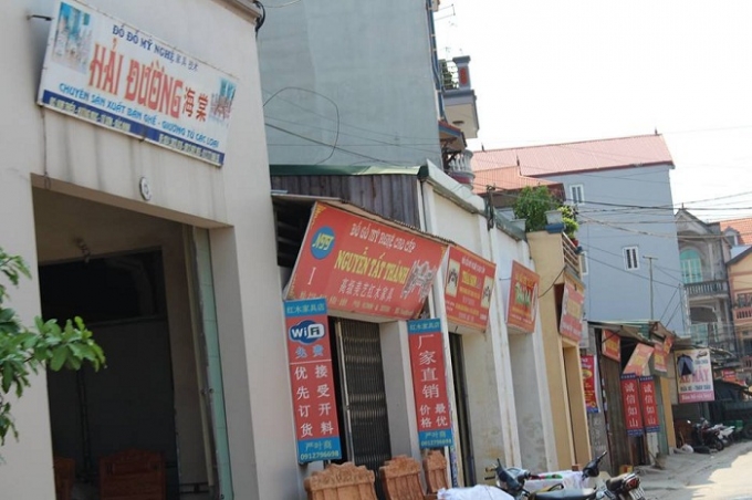 Những cửa h&agrave;ng biển hiệu Trung Quốc mọc l&ecirc;n tr&agrave;n lan, san s&aacute;t nhau ở phố Đồng Kỵ.
