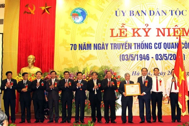 Chủ tịch nước Trần Đại Quang trao Hu&acirc;n chương Độc lập hạng Nhất cho Ủy ban D&acirc;n tộc.