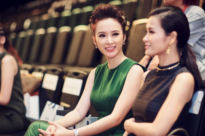 Cho&aacute;ng ngợp phụ kiện hơn 1 tỷ tại thảm đỏ Vietnam Fashion Week của Angela Phương Trinh