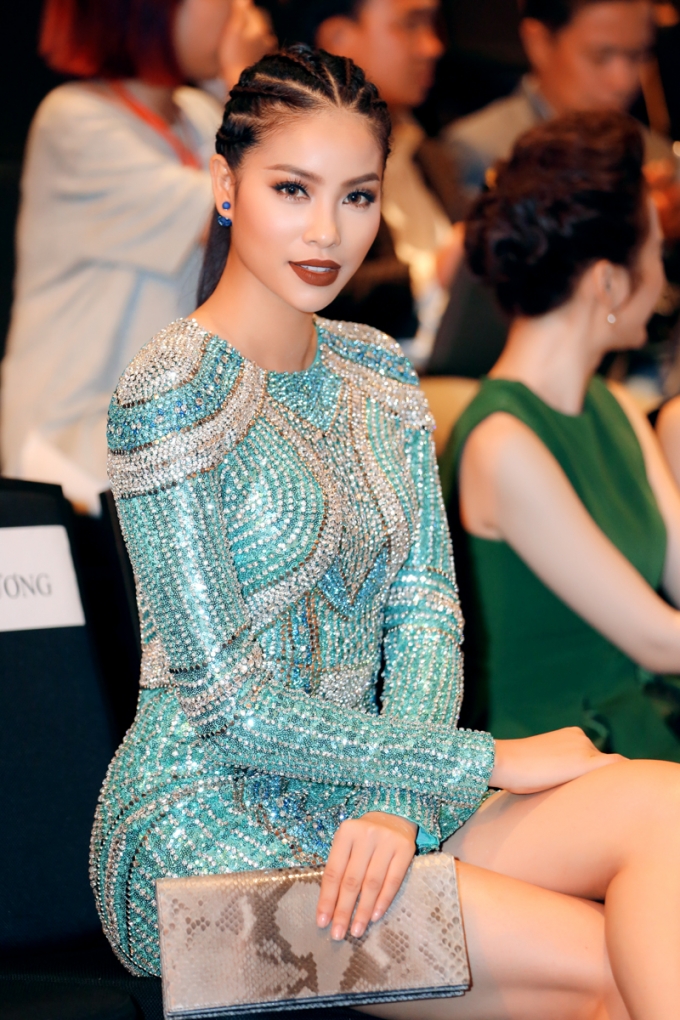Hoa hậu Phạm Hương diện đầm ngắn đ&iacute;nh đ&aacute; cầu kỳ đến đ&ecirc;m cuối Vietnam Fashion Week