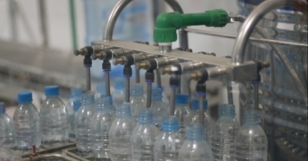 Uống nước máy, trả giá nước khoáng người tiêu dùng bị lừa đến bao giờ?