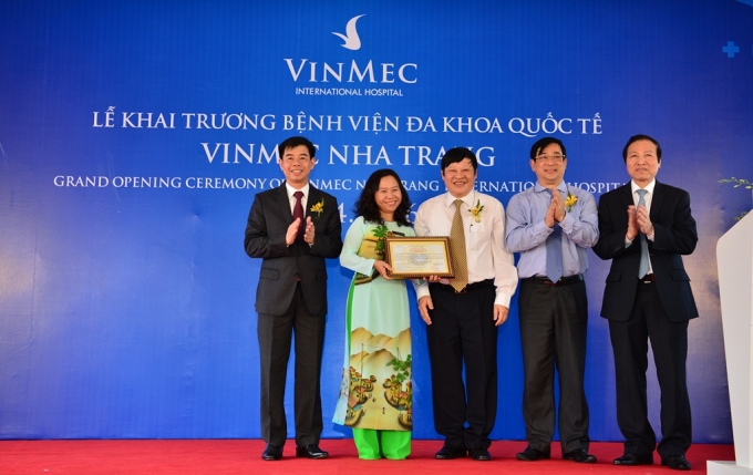 Thứ trưởng Bộ Y tế Nguyễn Viết Tiến trao quyết định th&agrave;nh lập Bệnh viện Đa khoa Quốc tế Vinmec Nha Trang.