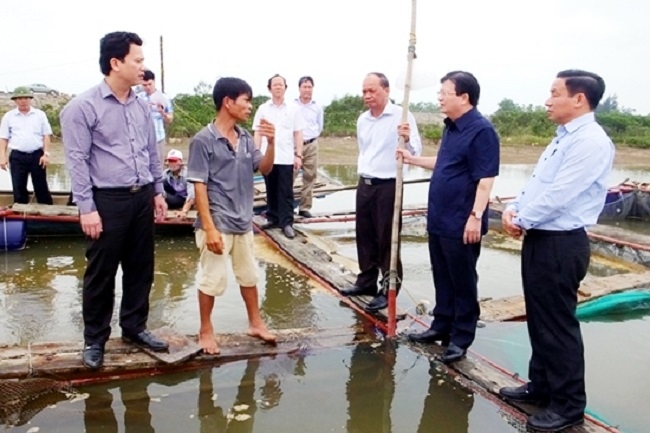 Ph&oacute; Thủ tướng Trịnh Đ&igrave;nh Dũng chia sẻ với ngư d&acirc;n về những thiệt hại vừa qua. (Ảnh: VGP/Xu&acirc;n Tuyến).
