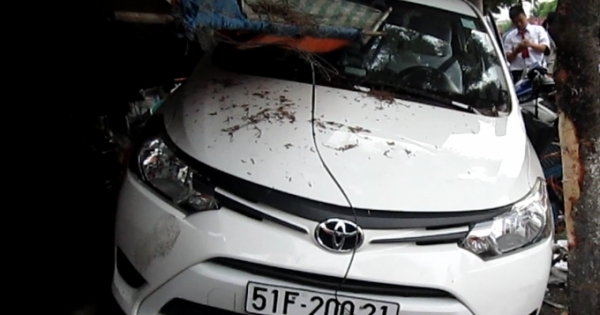 Bình Dương: Taxi "ăn sáng" nát quán, 7 người bị thương