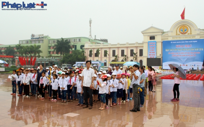 Trường Tiểu học Thị trấn Quỹ Nhất đội mưa vượt gần 50km l&ecirc;n TP Nam Định.