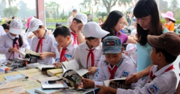 Chùm ảnh: Hàng trăm học sinh đội mưa tham dự Ngày sách Việt Nam