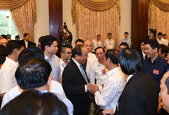 Thủ tướng gặp gỡ DN trước khi hội nghị bắt đầu. Ảnh: VGP/Quang Hiếu