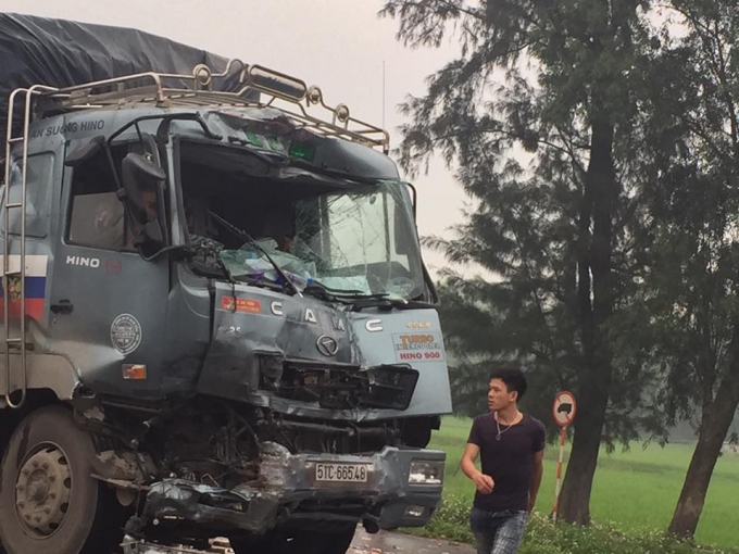 Chiếc xe tải mang biển số 51C-665.48 bị hư hỏng phần đầu (Ảnh: Ngọc Trần).