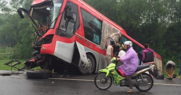 Hà Tĩnh: Xe khách đối đầu xe tải, hàng chục hành khách hú vía