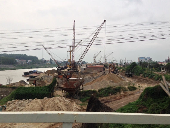 H&agrave;ng loạt bến cảng hoạt động rầm rộ tại địa phận x&atilde; Quang Ch&acirc;u, Việt Y&ecirc;n.