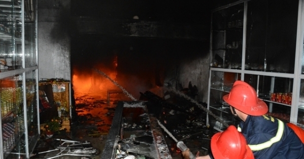 Huế: Cửa hàng dầu tràm bốc cháy dữ dội trong đêm