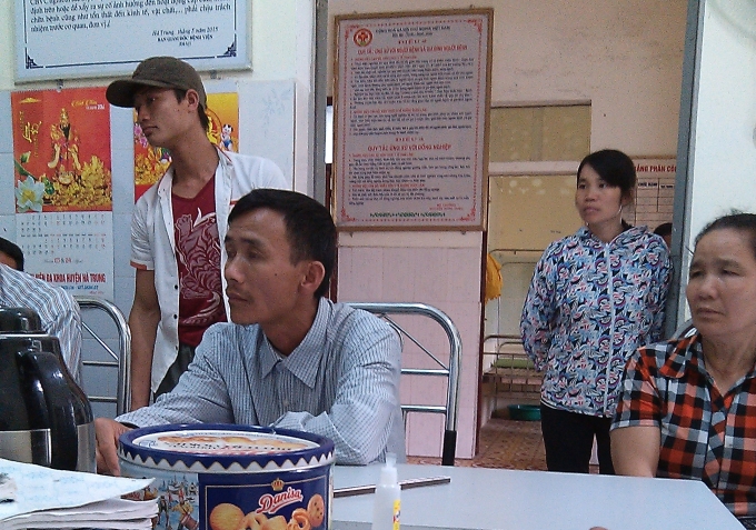 Người nh&agrave; của sản phụ Phạm Thị L&yacute; trong buổi đối thoại tại Bệnh đa khoa H&agrave; Trung.