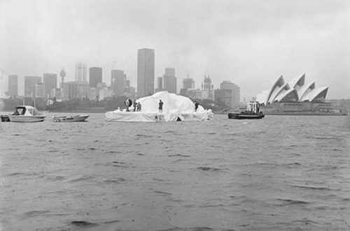 Th&aacute;ng 4/1978, một chiếc s&agrave; lan chở tảng băng khổng lồ xuất hiện tại cảng Sydney.