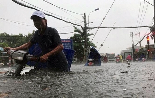Đường Sài Gòn ngập lút yên xe máy trong cơn mưa trái mùa