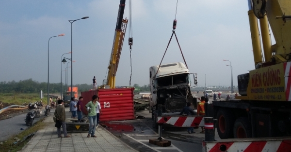 Xe container lật nhào dưới chân cầu Phú Hữu