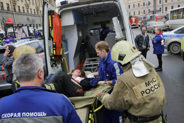 Một người bị thương trong vụ nổ tr&ecirc;n ga t&agrave;u điện ngầm ở th&agrave;nh phố St. Petersburg của Nga được đưa ra xe cấp cứu (Ảnh: Reuters)