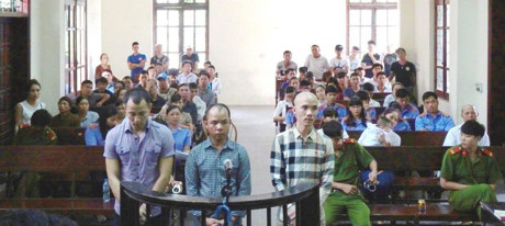 Nghi phạm Trần Anh Thuận mặc &aacute;o kẻ vu&ocirc;ng trong một lần dự t&ograve;a tại TP Bắc Ninh. Ảnh: NBC