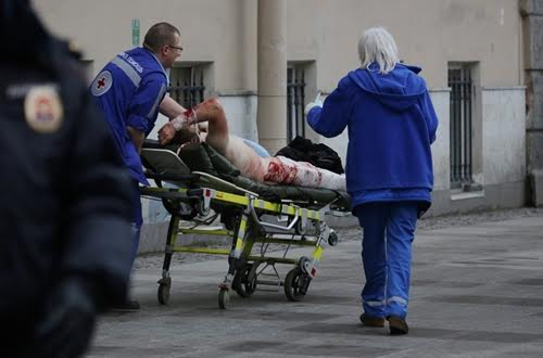 Một người bị thương trong vụ nổ tr&ecirc;n t&agrave;u điện ngầm ở St. Petersburg, Nga. Ảnh:&nbsp;Reuters.