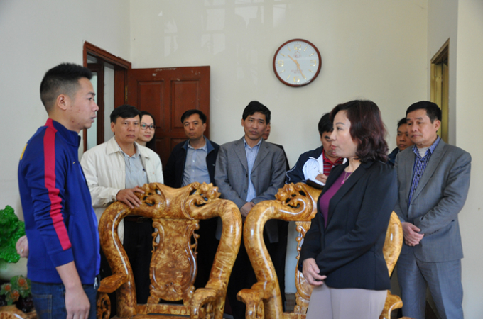 Ph&oacute; chủ tịch UBND tỉnh Quảng Ninh-Vũ Thị Thu Thủy kiểm tra hoạt động kinh doanh của một đơn vị kinh doanh dịch vụ du lịch (Ảnh B&aacute;o Quảng Ninh).